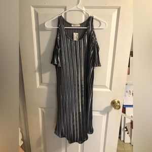 Cold shoulder size small in velvet gray by Entro